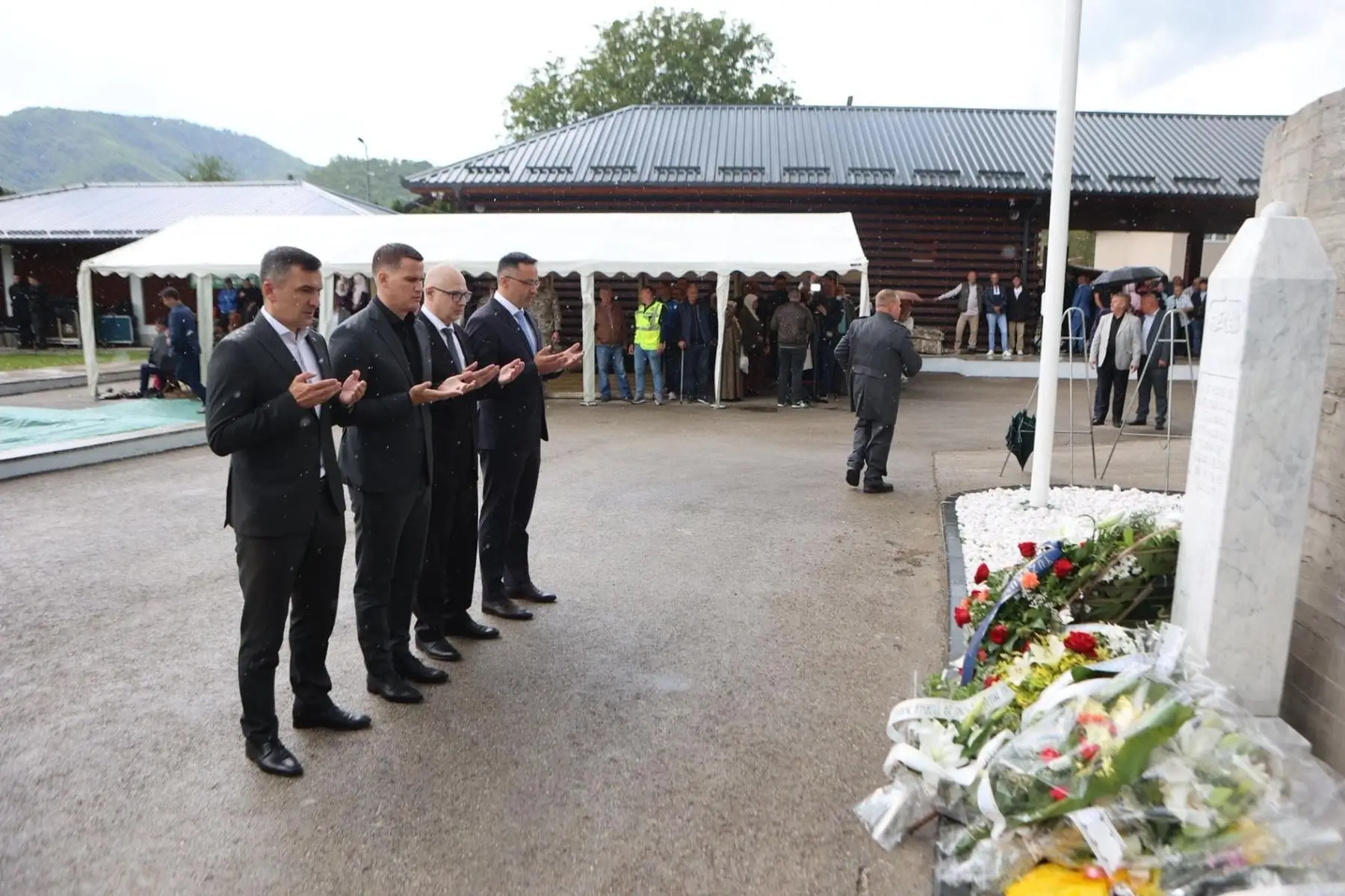Vlada TK uz porodice žrtava na kolektivnoj dženazi u Bratuncu
